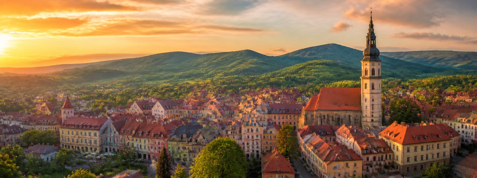 Panorama Złotoryi z wieżą kościoła i Górami Kaczawskimi w tle